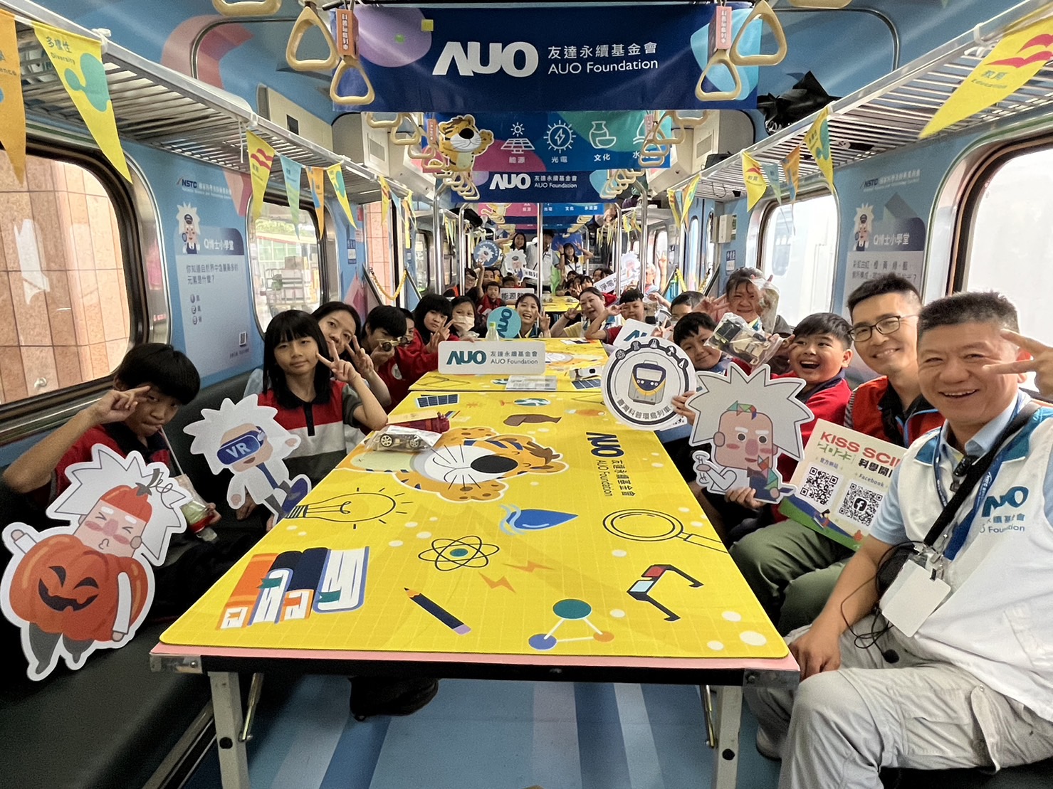 DB真人永續基金會參與「臺灣科普環島列車」，設計基礎科學車廂課程，以「淨零碳排和永續能源」為主題，讓學生透過創意實驗認識淨零知識，以及思考生活中的減碳行為
